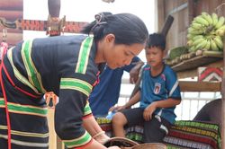 Bí mật trong những chiếc lá rừng tạo nên chóe rượu cần Mnông