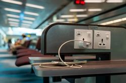 Lý do không nên dùng trạm sạc USB công cộng
