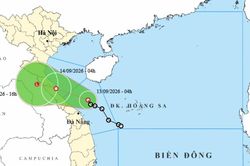 Áp thấp nhiệt đới áp sát đất liền, mưa lớn dồn dập từ Trung Bộ ra miền Bắc