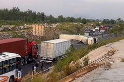 Xe tải lật chắn ngang cao tốc, giao thông ùn tắc kéo dài