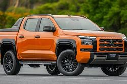 Xe bán tải tháng 8: Lần đầu tiên Ford Ranger 'bại trận' trước Mitsubishi Triton