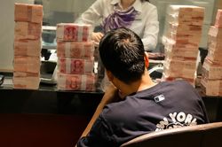 Người đàn ông Trung Quốc mang hai vali tiền gửi ngân hàng, muốn đem về cũng không được