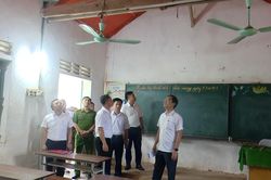 Cận cảnh phòng học căng bạt, xà gồ mối mọt khiến Giám đốc Sở GD-ĐT 'giật mình'