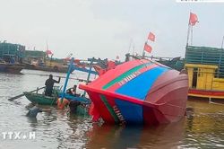 Thanh Hóa: Trục vớt tàu cá bị chìm tại khu vực neo đậu Lạch Ghép