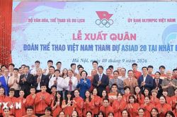 Lê Thanh Thúy và Đinh Quang Kiệt cầm cờ Đoàn Việt Nam tại khai mạc ASIAD 20