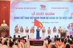 Thanh Thúy và Quang Kiệt cầm cờ Đoàn Thể thao Việt Nam tại khai mạc ASIAD 20