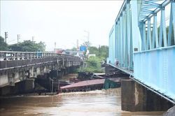Quảng Trị khắc phục sà lan bị mắc kẹt ở cầu đường sắt Mỹ Thuỷ