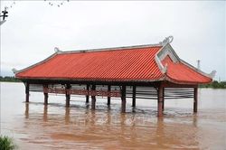 Người dân ven sông Thạch Hãn tất bật 'chạy lũ' trong đêm tối