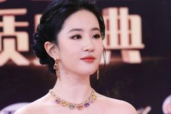 Khán giả xứ Trung bênh vực Lưu Diệc Phi khi cắt ảnh Hồ Ngọc Hà