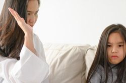Trừng phạt con vì là 'bản sao' của chồng cũ