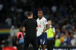 HLV De Zerbi tranh cãi với Tel, Tottenham bị CĐV la ó sau trận hòa Everton