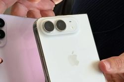 Đặt lên bàn cân iPhone Duo và Galaxy Z Fold 8