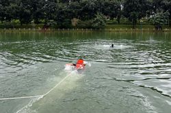 Gần 30 người tham gia thực tập phương án cứu người đuối nước