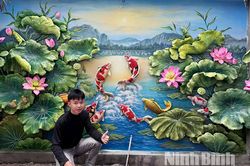 Một người trẻ say mê với nghề vẽ tranh tường