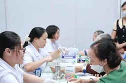 Bước chuyển trong chăm s&oacute;c sức khỏe to&agrave;n d&acirc;n