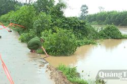 Sạt lở tuyến đường vào khu dân cư tại xã Hải Lăng