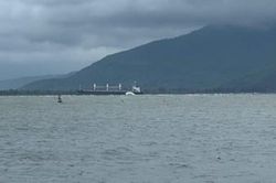 Tàu hàng chở 17 thuyền viên bị mắc cạn tại khu vực biển Bình An