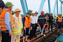 Quảng trị: Nỗ lực giải cứu 3 sà lan mắc kẹt ở cầu đường sắt và cầu đường bộ Mỹ Chánh