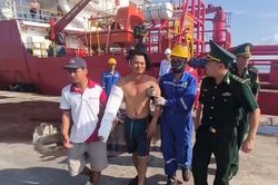 Kịp thời cứu chữa, đưa ngư dân bị tai nạn lao động trên biển vào bờ