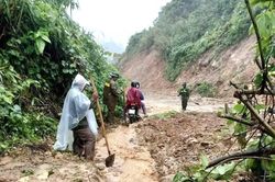 Sạt lở uy hiếp nhà dân, công trình giao thông ở miền núi A Lưới