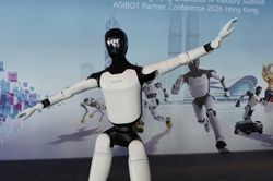 Trung Quốc: Robot hình người trình diễn vũ đạo ấn tượng