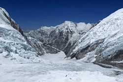 Sông băng Himalaya đang thay đổi thế nào sau thảm họa lũ quét ở Nepal?