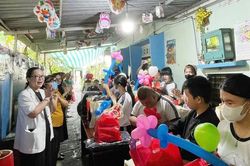 Thứ trưởng Nguyễn Thị Quyên Thanh thăm lớp học tình thương cô Huỳnh Nga