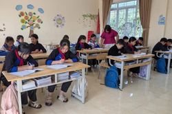 Vượt núi băng rừng, nối lại ước mơ đến trường cho học sinh vùng cao