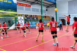 Phường Nùng Trí Cao giành giải nhất bóng chuyền hơi nội dung nam, nữ, nhóm tuổi 40 - 49