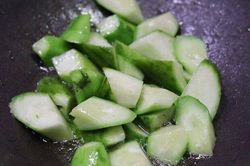 Mướp xào hay bị thâm đen, chỉ cần thêm thứ này mướp sẽ xanh như ngọc, thơm ngọt đẹp mắt