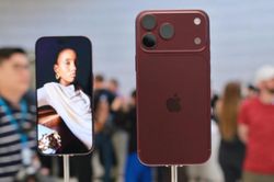 Cận cảnh iPhone 18 Pro Max màu Burgundy đỏ trầm, sang trọng