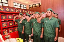 Học viên Trường Thiếu sinh quân miền Nam tưởng niệm các anh hùng liệt sĩ tại Công viên Lê Thị Riêng