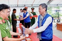 Đoàn đại biểu TPHCM mang hơi ấm đất liền đến quân và dân nơi tuyến đầu Hòn Khoai, Hòn Chuối