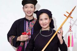 Hoàng Dũng khoe mẹ là Phó giáo sư, Tiến sĩ, U70 thành nghệ nhân hát then