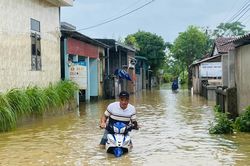 Nước dâng lút xe, dân vùng 'rốn lũ' Quảng Trị hối hả chạy lụt