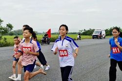 Gần 300 vận động viên thi đấu chung kết Giải chạy Báo Hànộimới xã Hưng Đạo