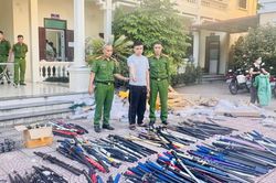 Bắc Ninh: Triệt phá kho 'hàng nóng', thu giữ gần 1 tấn dao kiếm, công cụ hỗ trợ