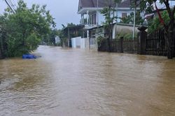 Lũ tràn vào nhiều thôn ở Huế
