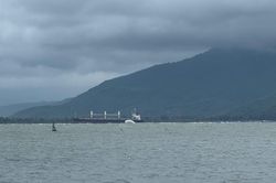 Tàu hàng mắc cạn tại vịnh Chân Mây