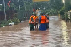 Nước sông Sê Pôn lên nhanh, người dân xã vùng biên Quảng Trị tất tả chạy lũ