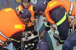 Cận cảnh giải cứu sà lan mắc kẹt dưới cầu đường sắt giữa dòng nước lũ