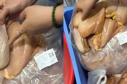 Lại phát hiện thịt gà, tôm không tươi vào bếp ăn trường học