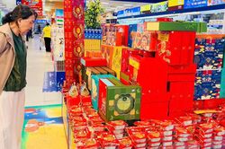 Bánh Trung thu 'giá mềm' lên ngôi