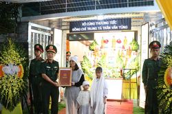 Thăng quân hàm sĩ quan trước thời hạn đối với Tiểu đoàn trưởng hy sinh khi cứu người