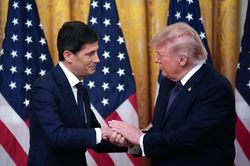 Ông Trump muốn Mỹ có lãi suất thấp nhất thế giới