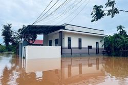 Nhiều nhà dân ở Quảng Trị vẫn chìm trong nước lũ