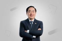 Con trai chủ tịch ngân hàng chi gần 300 tỷ mua cổ phiếu