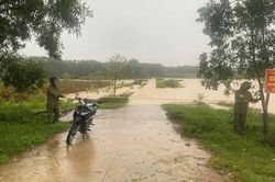 Mưa dông bao phủ nhiều khu vực miền Trung, cảnh báo lốc và gió giật