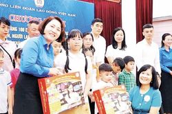 Lấy chất lượng sống của lao động nữ làm thước đo