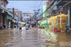 Triều cường dâng cao vượt báo động III, nhiều tuyến đường Cần Thơ ngập sâu